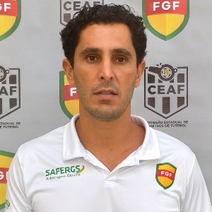 tarsilodelphim's tweet photo. Daniel Nobre Bins. O "juíz" do VAR que viu a "agressão" do Gregore. Sim, minha gente. Ele tem rosto. Ele é da federação gaúcha. Foi ele quem validou aquele gol do Pitta de mão contra o Botafogo no Nilton Santos. https://t.co/Picv07HhDx