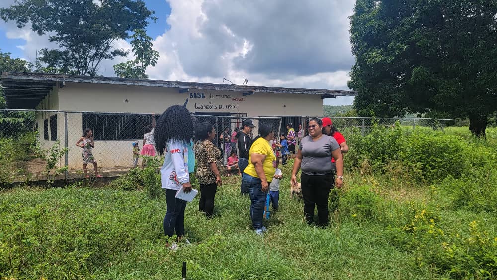 bolivarfbms's tweet photo. Equipo del @MinComNacional, @MSVEnLinea y la @GMHugoChavez #Bolivar, se despliegan con las BTA Hugo Chávez para valoración de bodegas comunales en preabordaje de la Base de Misiones Luchadores del Campo #Yocoima, más protección social para nuestro pueblo, gracias a @NicolasMaduro https://t.co/w3ZSYNf8lU