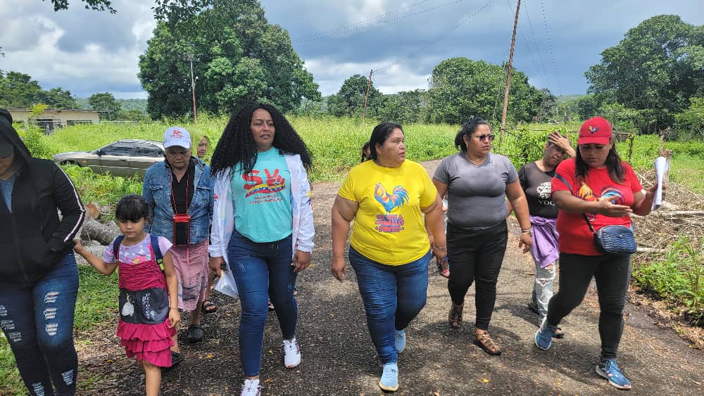 bolivarfbms's tweet photo. Equipo del @MinComNacional, @MSVEnLinea y la @GMHugoChavez #Bolivar, se despliegan con las BTA Hugo Chávez para valoración de bodegas comunales en preabordaje de la Base de Misiones Luchadores del Campo #Yocoima, más protección social para nuestro pueblo, gracias a @NicolasMaduro https://t.co/w3ZSYNf8lU