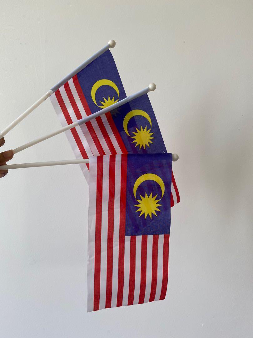 It’s that time of the year! Bulan Merdeka. 🇲🇾🇲🇾🇲🇾 Anak2 mesti dah sibuk suruh beli bendera nak pacak kat meja la, nak menang pertandingan hias kelas la. Tak payah pergi DIY pun, beli bendera kat sini je murah &amp; senang 👇🏼

🇲🇾: s.shopee.com.my/g6JjA7JDY