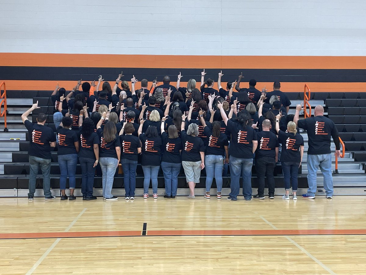 LpBigMac's tweet image. Team Changemakers @Lpjhbullpups Proud to serve alongside this amazing staff. What’s your IMPACT?  LPJH is coming in 24-25💯#chooselp #LPLegacy #BestNeverRest #Changemakers 🧡💪🏾👏🏾👊🏾