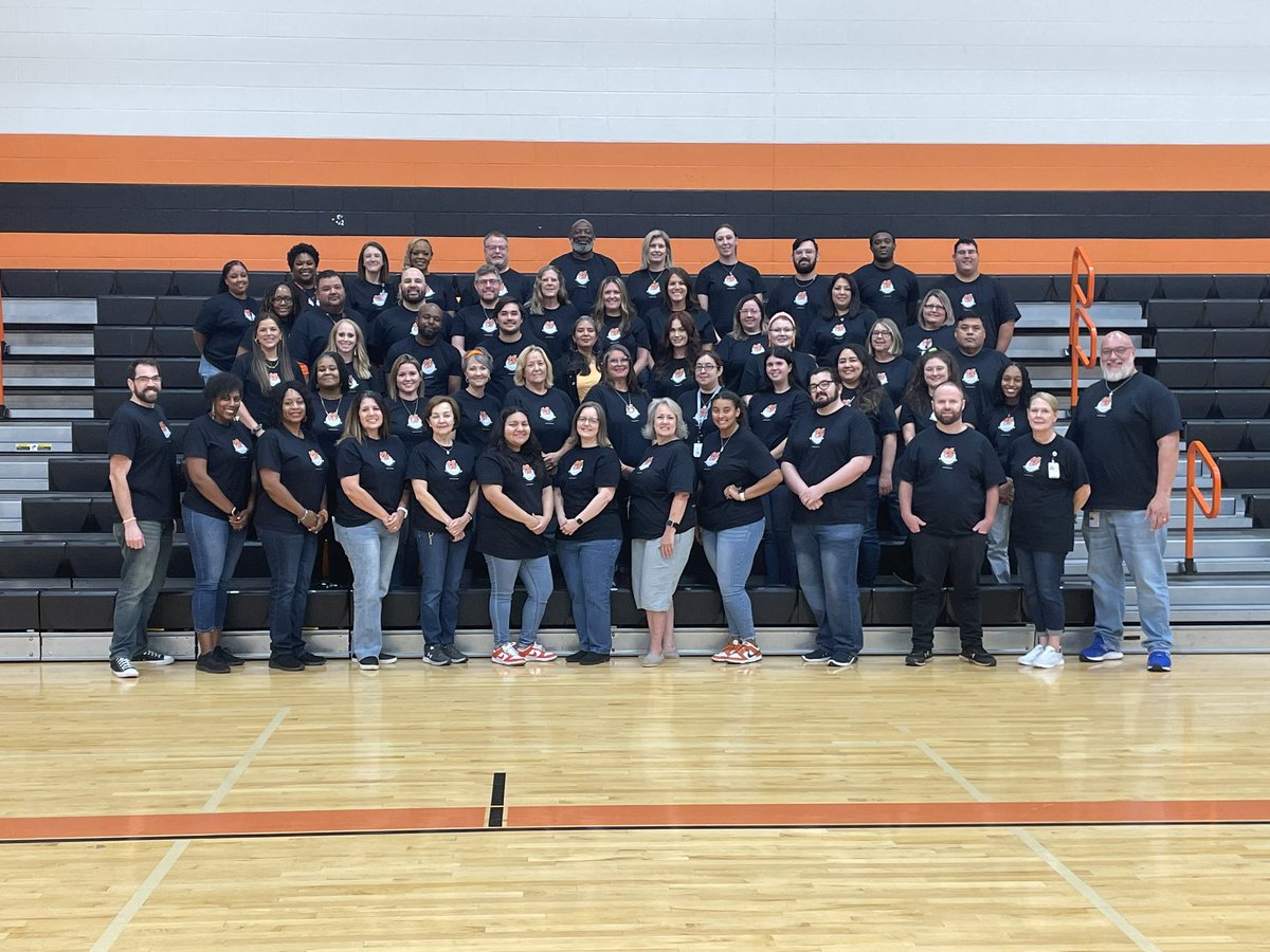 LpBigMac's tweet image. Team Changemakers @Lpjhbullpups Proud to serve alongside this amazing staff. What’s your IMPACT?  LPJH is coming in 24-25💯#chooselp #LPLegacy #BestNeverRest #Changemakers 🧡💪🏾👏🏾👊🏾