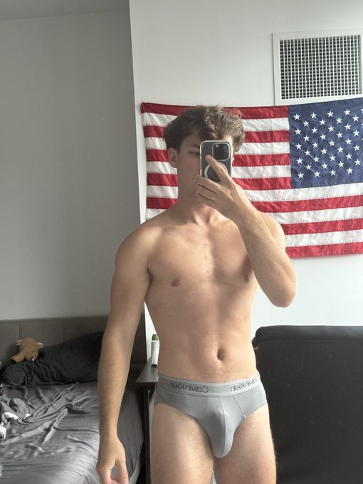 Say “please” if I should drop my underwear ?? https://t.co/Y1PHOwtT6b