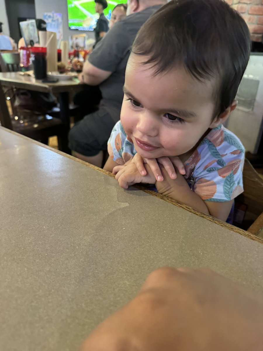 stephensteptoe's tweet photo. Me waiting for my @Pluckers wings. https://t.co/dyLAErzPfM