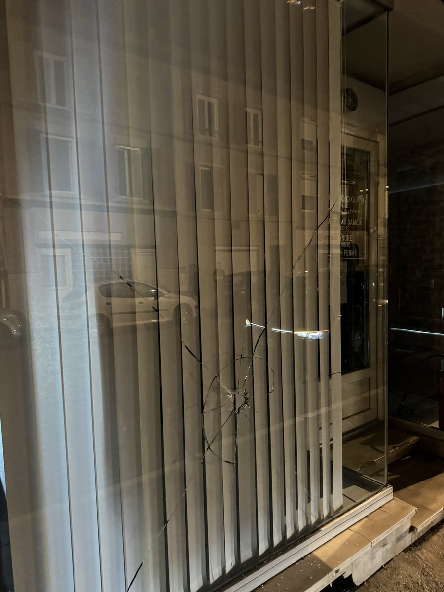 J’ai le regret de vous annoncer que, suite à des actes de vandalisme dans notre établissement, notre salon sera fermé la semaine prochaine ainsi que jusqu'au 20/08/2024. Nous sommes désolés pour la gêne occasionnée et vous remercions de votre compréhension.