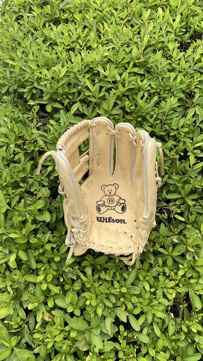 atsumu_nakata's tweet photo. #WilsonBEAR
🇯🇵ウイルソンの人気キャラクターでカスタムオーダーでも人気です。また、海外から来日された選手も可愛さと珍しさでご購入される方が多いです。硬派な性格で堅実なプレイをされる選手の皆さん、ご自身とのギャップぜひ。
#安定した捕球から送球へ
#守備率10割に近づくグラブ
#Bear
#🧸 https://t.co/qpLkSR2P3Z