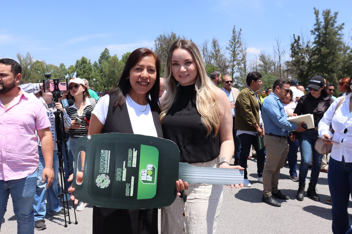 SLP_secesp's tweet photo. 🌟 #MasApoyo a seguridad🌟
El Gobernador @RGC_Mx entregó 151 patrullas a la GCE y a 25 municipios, con una inversión de 120.8 mdp, provenientes del FOFISP.  La titular del #SECESP, Nohemi Proal Huerta, consideró histórica esta entrega de equipo
#potosíparalasylospotosinos💚 https://t.co/nyy9EOQbDo