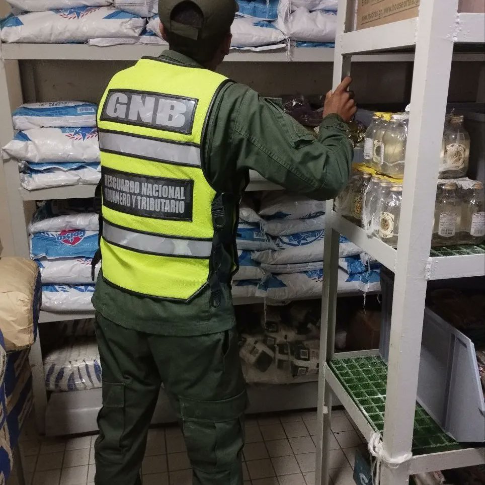 rregionfalcon_'s tweet photo. Nuestros Efectivos del #RNAT. Región Falcón, continuan ejerciendo apoyo y auxilio a la Fuerza Laboral del #SENIAT, a la Aduana Subalterna de Amuay, en Visita de Ley y Recepción a la Embarcación (MT SATURNA), Fondeada en Amuay, procedente del Palito Venezuela, sin pasajeros. https://t.co/KSnmoraPw0