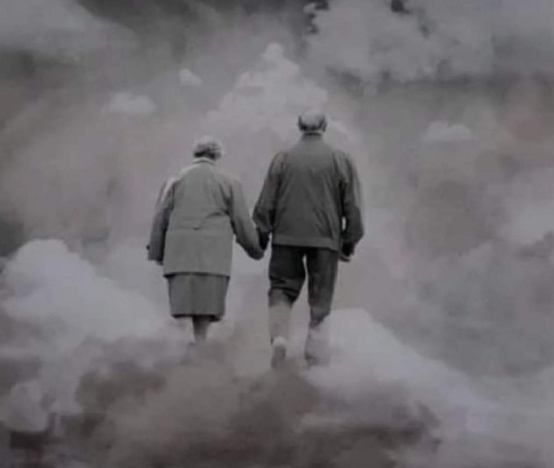 Frenk_Woody's tweet image. Quando i genitori muoiono 💔, niente è più lo stesso. Non possiamo più essere bambini, non ci sentiremo più trasportati dai loro abbracci, baci e parole di incoraggiamento. Sembra che la vita stia diventando più dura perché il loro amore protettivo non c'è più. Quando i genitori…