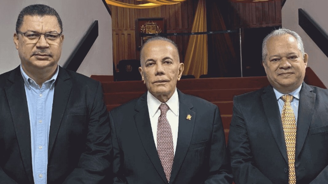 Batalladeideas's tweet photo. 🇻🇪#AHORA : MUD, UNT Y MPV no presentaron actas del presunto triunfo de Edmundo González ante el TSJ. #07Agosto #NicolasMaduro 🐓#AlexNSaab #CamillaFSaab #FreeAlexSaabl #MariaCorinaYEdmundoPresosYA https://t.co/5cK3Q3Bpfm