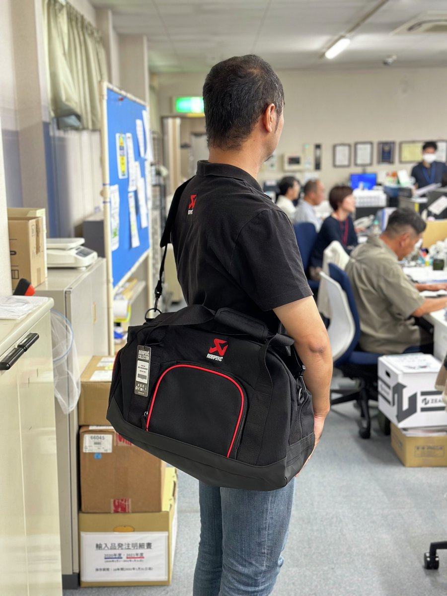 plot_touring's tweet image. あ"ーアクラポビッチのバックがあればな～って思った事、有りますよね？
そんな貴方に朗報デス📢
2.3日の旅行にも最適なOGIOコラボのアクラポビッチダッフルバッグが新登場✨

このダッフルバックを持つと、IDO課長の様にカッコよくなれます😎

plotonline.com/motor/akrapovi…

#アクラポビッチ #OGIO