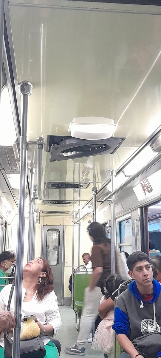 Antonioesba's tweet photo. @MetroCDMX 

Tengan cuidado con esta ventilación que se está cayendo, vagón 1679, dirección Martin Carrera. https://t.co/gt1Nk5YFTQ