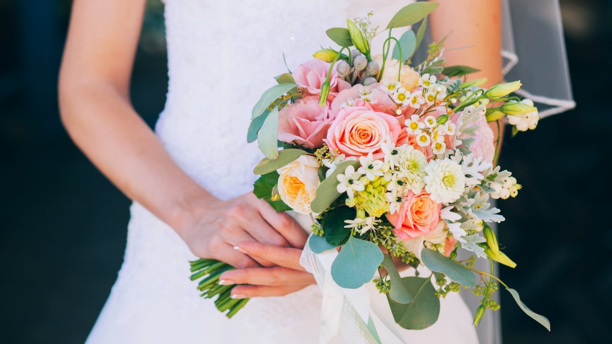 Unleash your inner florist! Create elegant, budget-friendly bridal bouquets with ease. All you need is a little creativity and this guide: beehavenfarm.com/designing/wedd…