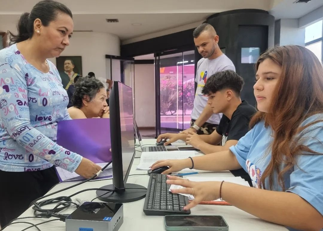 MinSaludVE's tweet photo. Este miércoles, el Gobierno nacional mediante la Venapp del 1×10 del Buen Gobierno, entregó 31 prótesis auditivas a pacientes con esta discapacidad, en el estado Zulia.

#JuntosPorCadaLatido
#DesinstalaElOdio
@NicolasMaduro 
@MagaGutierrezV https://t.co/p8rcePQy4X