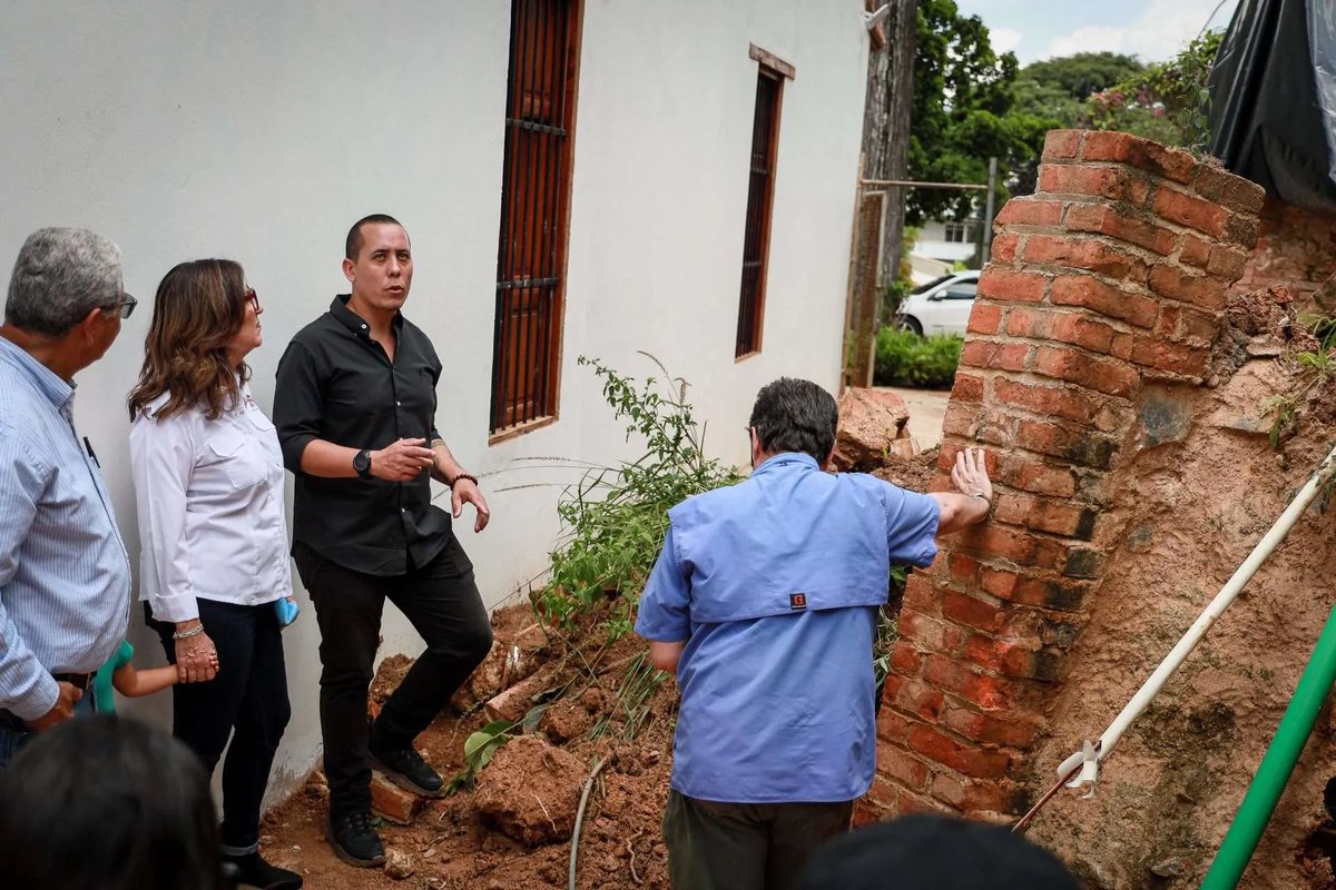 Evalúan construcción de muro ecológico en lado oeste de la Casona Ibarra

Producto de las fuertes lluvias de los últimos días ocurridas en Caracas, se desplomó parte del muro que pertenecía a la estructura original de la antigua hacienda Ibarra.
comisionpresidencialucv.gob.ve/evaluan-constr…