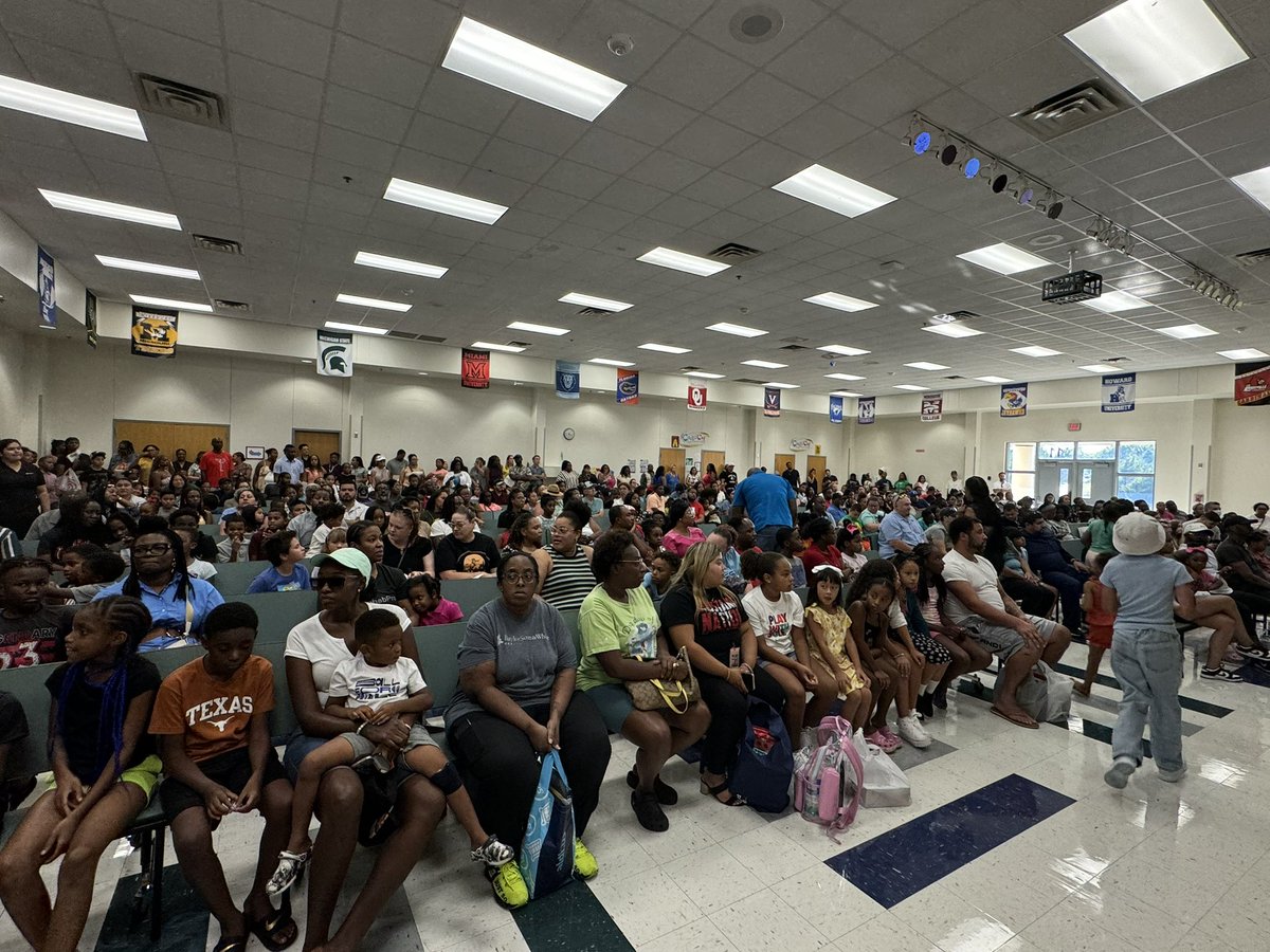 pink75236's tweet photo. What a turnout @CHISDCP for Open House❤️📚
@CHISDFACE1 @MyishaMckinney @LoweTyesha https://t.co/9H3m2M0nlY
