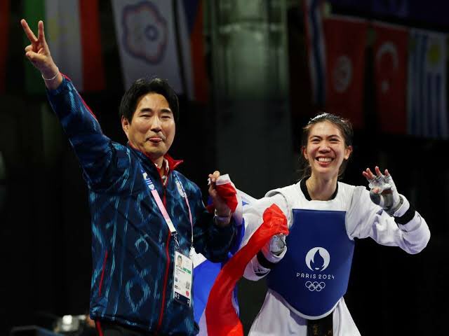 DrKenika's tweet photo. ขอแสดงความยินดีกับ
น้อง #เทนนิสพาณิภัค ที่ได้เหรียญทอง🥇
น้อง #ฟ่างธีรพงศ์  ที่ได้เหรียญเงิน🥈
น้อง  #ออยสุรจนา ที่ได้เหรียญทองแดง 🥉
เก่งทุกคนเลย เห็นตัวเล็กแบบนี้ แต่พลังกาย พลังใจและความมุ่งมั่น เชื่อว่าเป็นแรงบันดาลใจให้เด็กไทยอีกหลายคนเลยค่ะ 🎉

 #Olympics  #Olympic #OlympicGames #OlympicChampion 
#เทควันโด #ยกน้ำหนัก #โอลิมปิกเกมส์ 
#โอลิมปิก2024 #โอลิมปิก