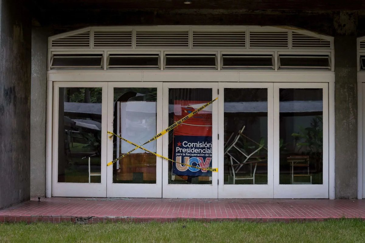 Gobierno atiende espacios atacados por violentos en la UCV

“Estamos como Gobierno recuperando los daños hechos a las edificaciones, ya estamos recuperando plazas, estatuas y la UCV”, indicó la ingeniera Jacqueline Faria.
comisionpresidencialucv.gob.ve/gobierno-atien…