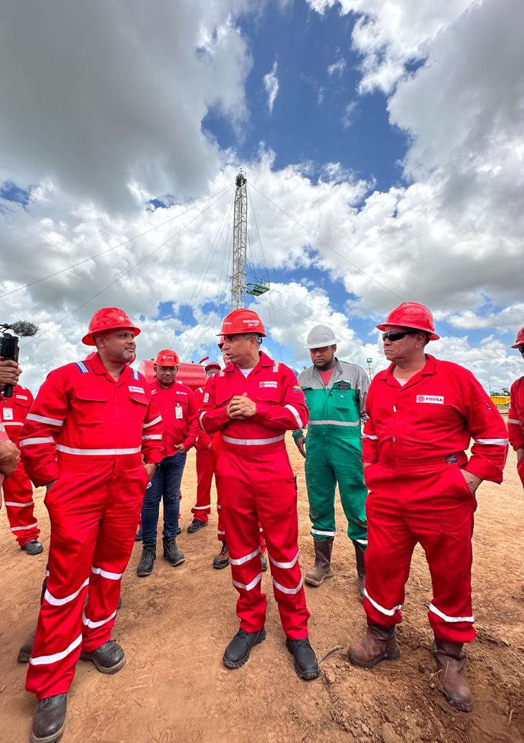 PDVSA_ETANOL's tweet photo. El ministro Pedro Rafael @TellecheaRuiz, continuando con su recorrido por la Faja Petrolífera del Orinoco Hugo Chávez, visitó la macolla Sarrapia, junto a integrantes de la fuerza laboral petrolera, para evidenciar trabajos de acondicionamiento. https://t.co/zC9g71jlrz