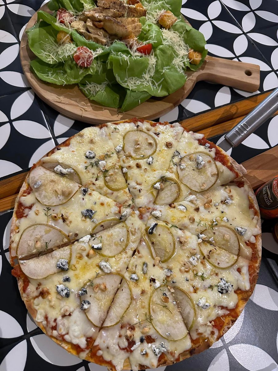 amigo_tizon's tweet photo. #NuevosSabores Pizza de pera y avellana ¡Sus ingredientes te sorprenderán! 😎👌 https://t.co/ITmWiHBQ7F