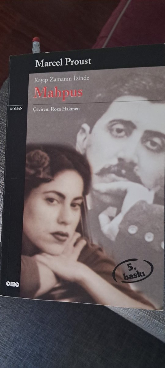Pek sevgili <a href="/YKYHaber/">Yapı Kredi Yayınları</a> bu kapak o kadar moralimi bozuyor ki; usta içeride birçok yerde ve sayfalarca, nefes kesen Albertin imgesi anlatıyo ve biz de hayal etmek istiyoruz. Ama bu kapak tüm hayalgücümüzü mahvediyor.Bence büyük yanlıs olmus.Özur dileyerek belirtmek istedim. Sevgiler