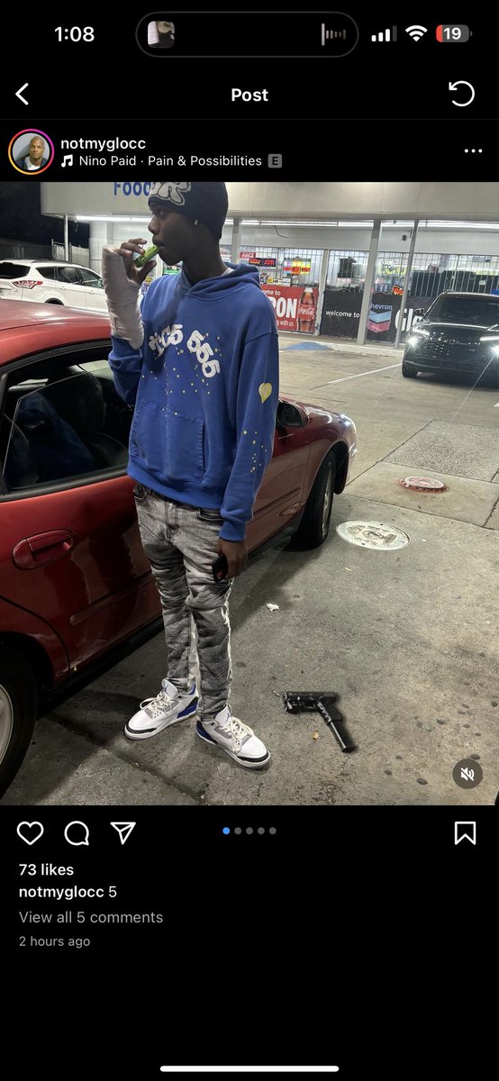 cheesechaserr1's tweet photo. niggas photoshopping guns now?😂😂😂 https://t.co/zLgQBvEIEs