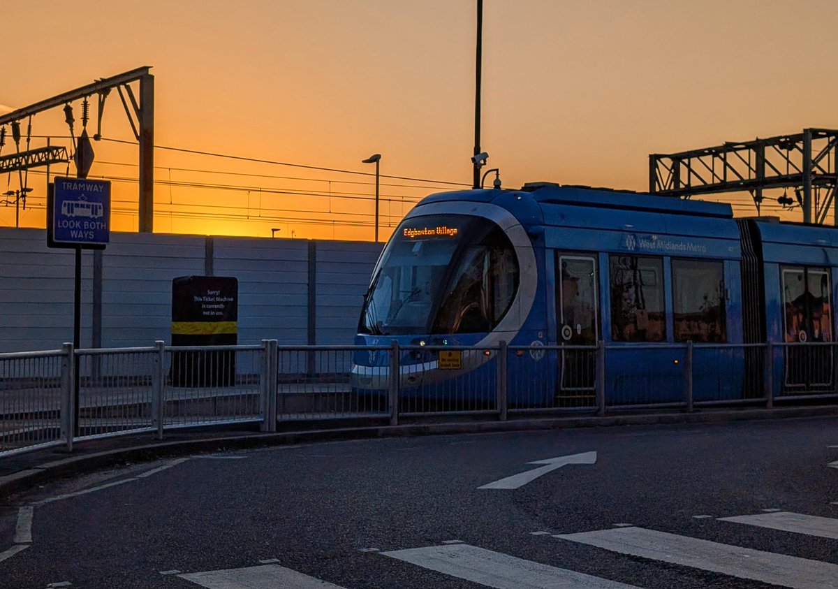DownOnTheStour's tweet photo. Back on the railway π
Last one of the set and the precious long weekend awaits so let's get passengers rolling π
#DOTS #railwayphotography #trainphotography #tram #WMMetro #CAF #CAFubro3 https://t.co/hOKfdyfq4S