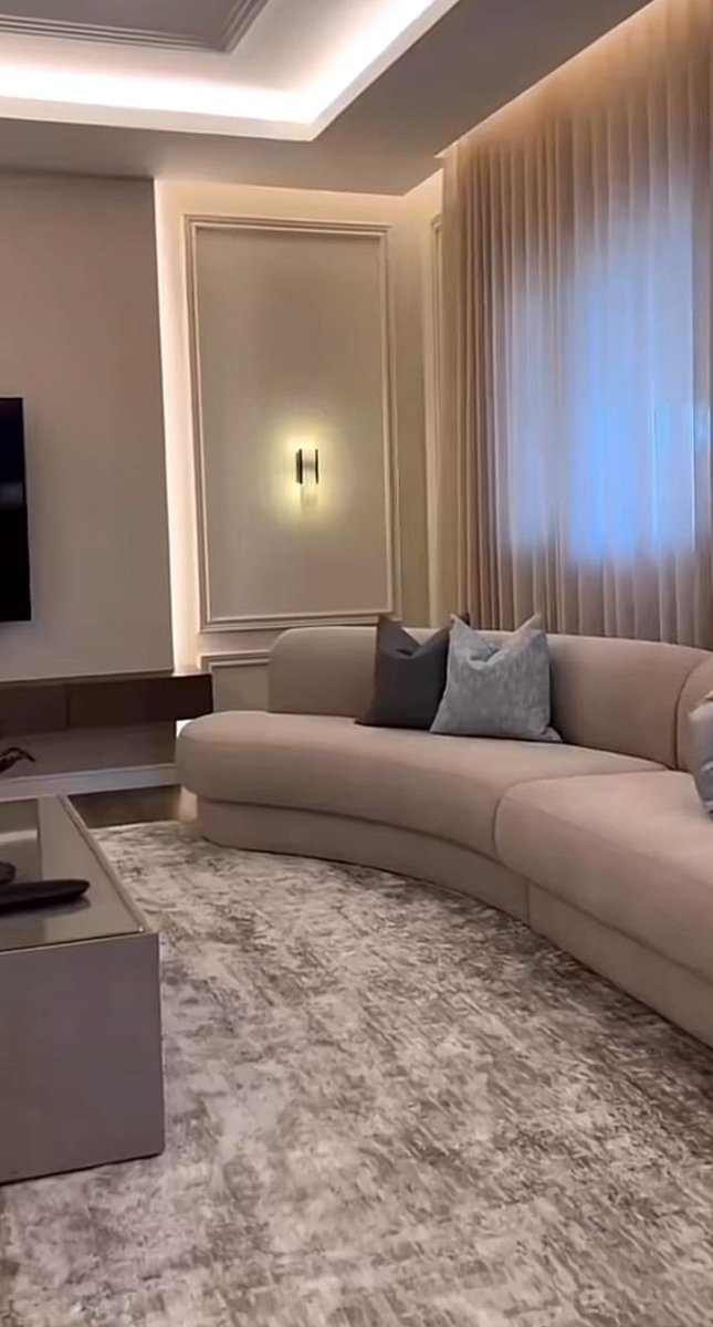 صباح الخير لأولئك الذين لم تنصفهم الحياة ولا يلفتون الانتباه ولا يثيرون الجدل للذين لا يهمهم أن يعرفهم أحد طالما أنهم يعرفون أنفسهم جيدآ، المبتسمون رغم صعوبة الايام طاب يومكم.