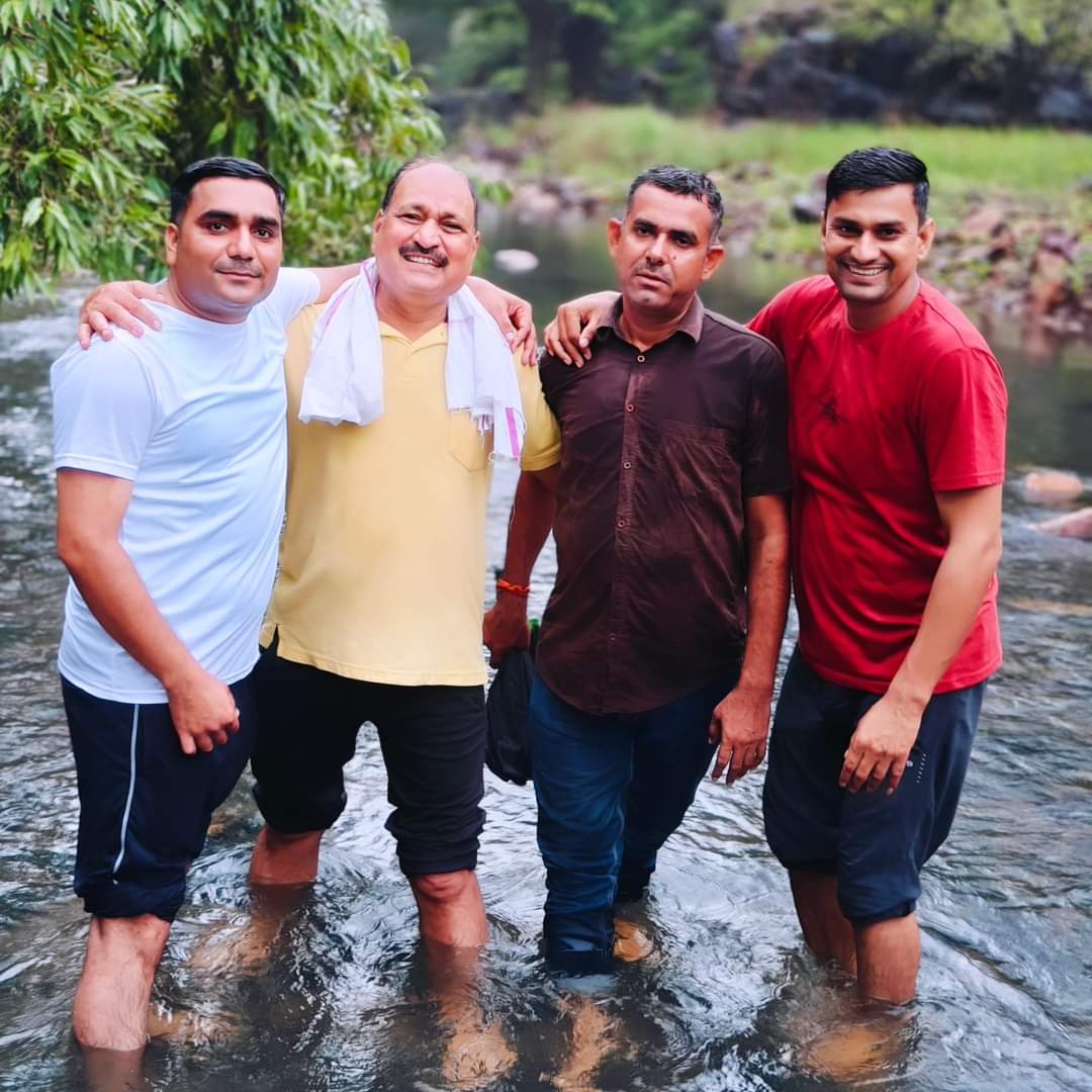 Kailash64526620's tweet photo. गणेश चतुर्थी पर दोस्तों के साथ भगवान त्रिनेत्र गणेश जी की परिक्रमा कर दर्शन किए ll जय श्री गणेश 🙏🙏 https://t.co/DJz1MxZURM