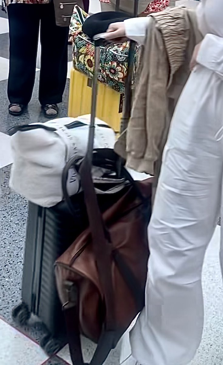 YumHajStan's tweet photo. You know what makes me the happiest?

The level of trust &amp; love between the two. From her carrying his bag at the airport to him holding her phone in events. You can tell the level of trust, admiration, &amp; bond between them. KEEP THIS FRIENDSHIP PROTECTED. MY YUMHAJ🧿

#YumHaj https://t.co/Tl7lflmlhc