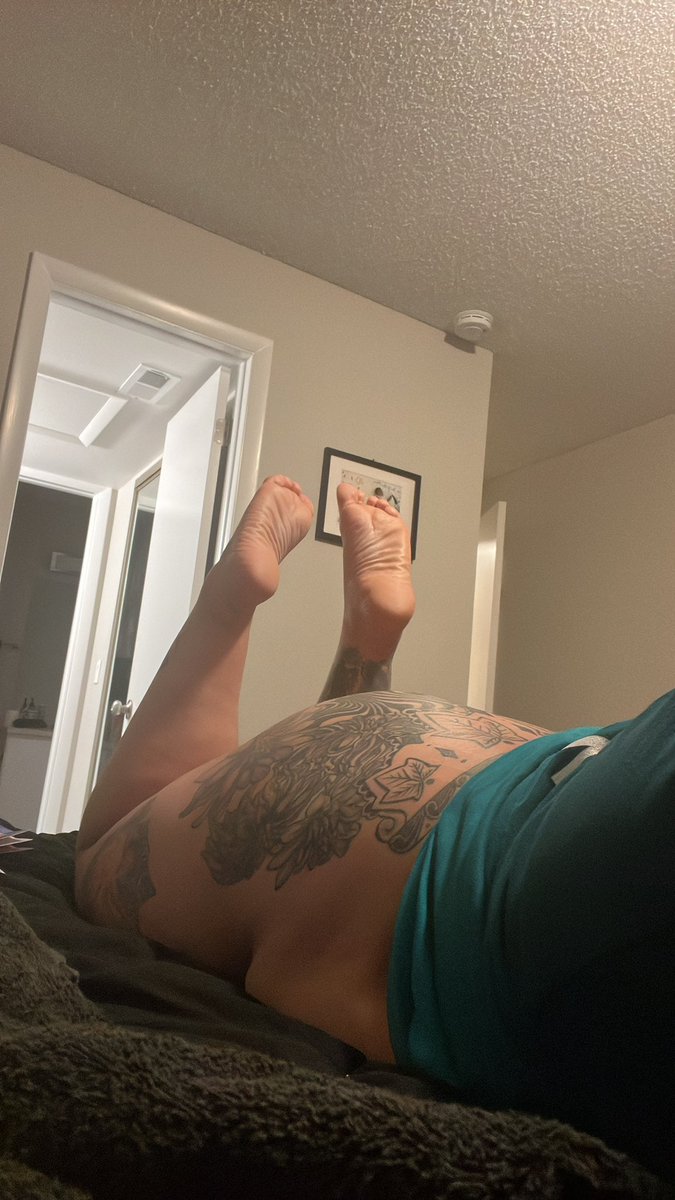 sheeshfancy's tweet photo. Just got home from Dallas and my #feet are stinky https://t.co/WkNqkUxyTt