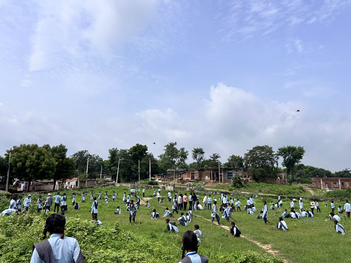 हरियालो राजस्थान ’एक पेड़ माँ के नाम’ के तहत  विद्यालय के खेल मैदान में 700 पौधों का रोपण।
#hariyalo #हरियाली_तीज_2024 
 <a href="/ForestRajasthan/">Rajasthan Forest Department</a> 
<a href="/RajCMO/">CMO Rajasthan</a>