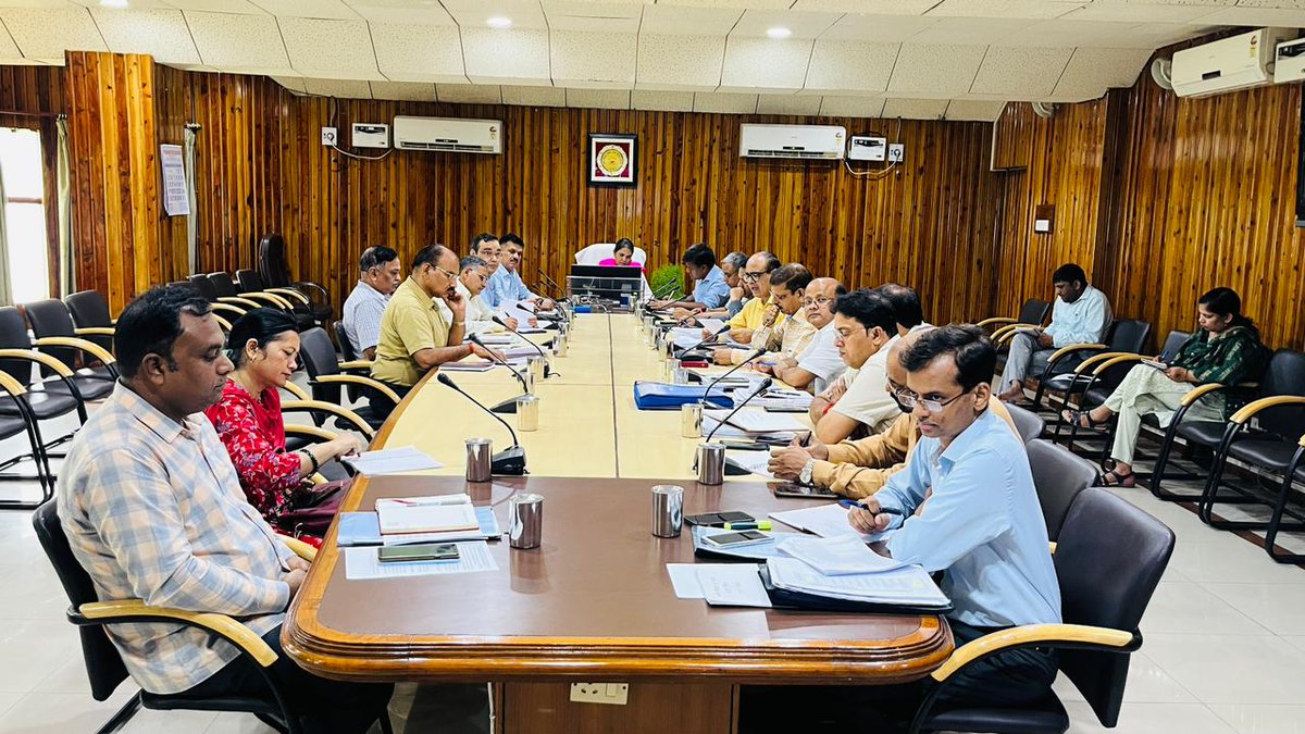 प्रमुख सचिव, चीनी उद्योग एवं गन्‍ना विकास विभाग की अध्यक्षता में आज दिनांक 08-08-2024 को गन्ना किसान संस्थान, लखनऊ के सभाकक्ष में वर्चुअल विभागीय समीक्षा बैठक आयोजित की गई ।
#Ganna  #government 
<a href="/CMOfficeUP/">CM Office, GoUP</a> <a href="/UPGovt/">Government of UP</a> <a href="/InfoDeptUP/">Information and Public Relations Department, UP</a> <a href="/UPCane/">Cane Development UP</a>