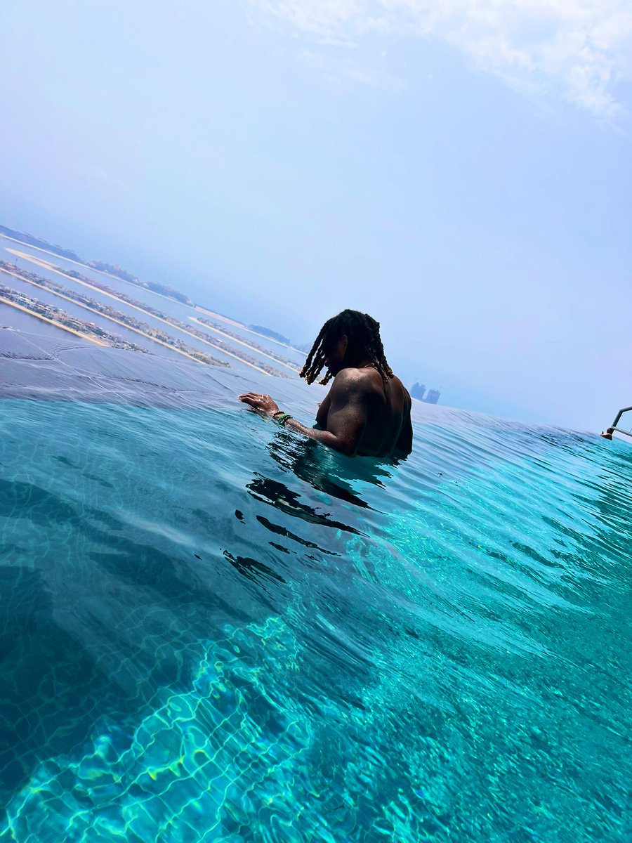 A1_Tate's tweet photo. Aura Sky Pool #Dubai https://t.co/GIuZd9x3J1