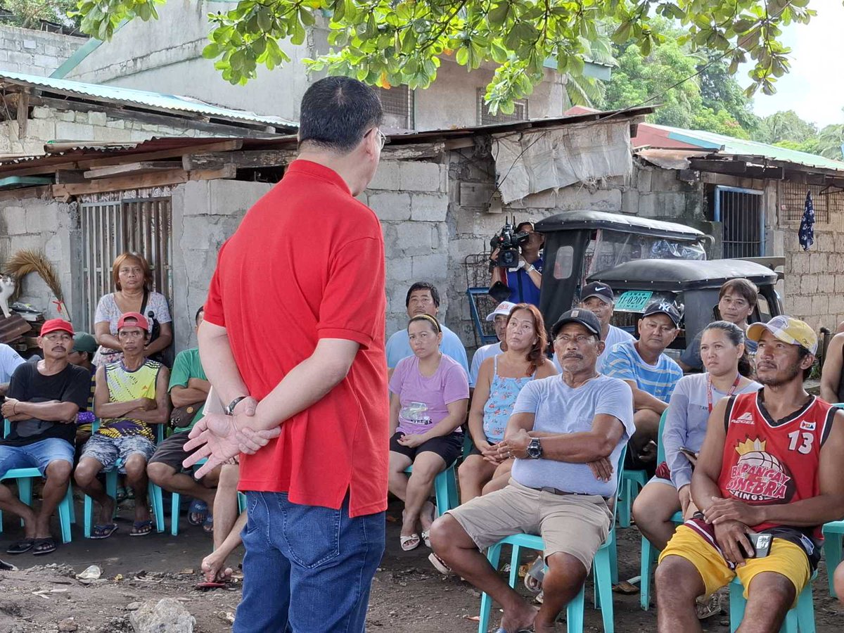 PTVph's tweet photo. TINGNAN: Binisita ni AGRI Partylist Rep. Wilbert Lee ang ilang mangingisda sa Barangay Lamao, Limay, Bataan na naapektuhan ang kabuhayan dahil sa paglubog ng MT Terranova. | via Bernard Ferrer

(1/2) https://t.co/4IswsCTTHr
