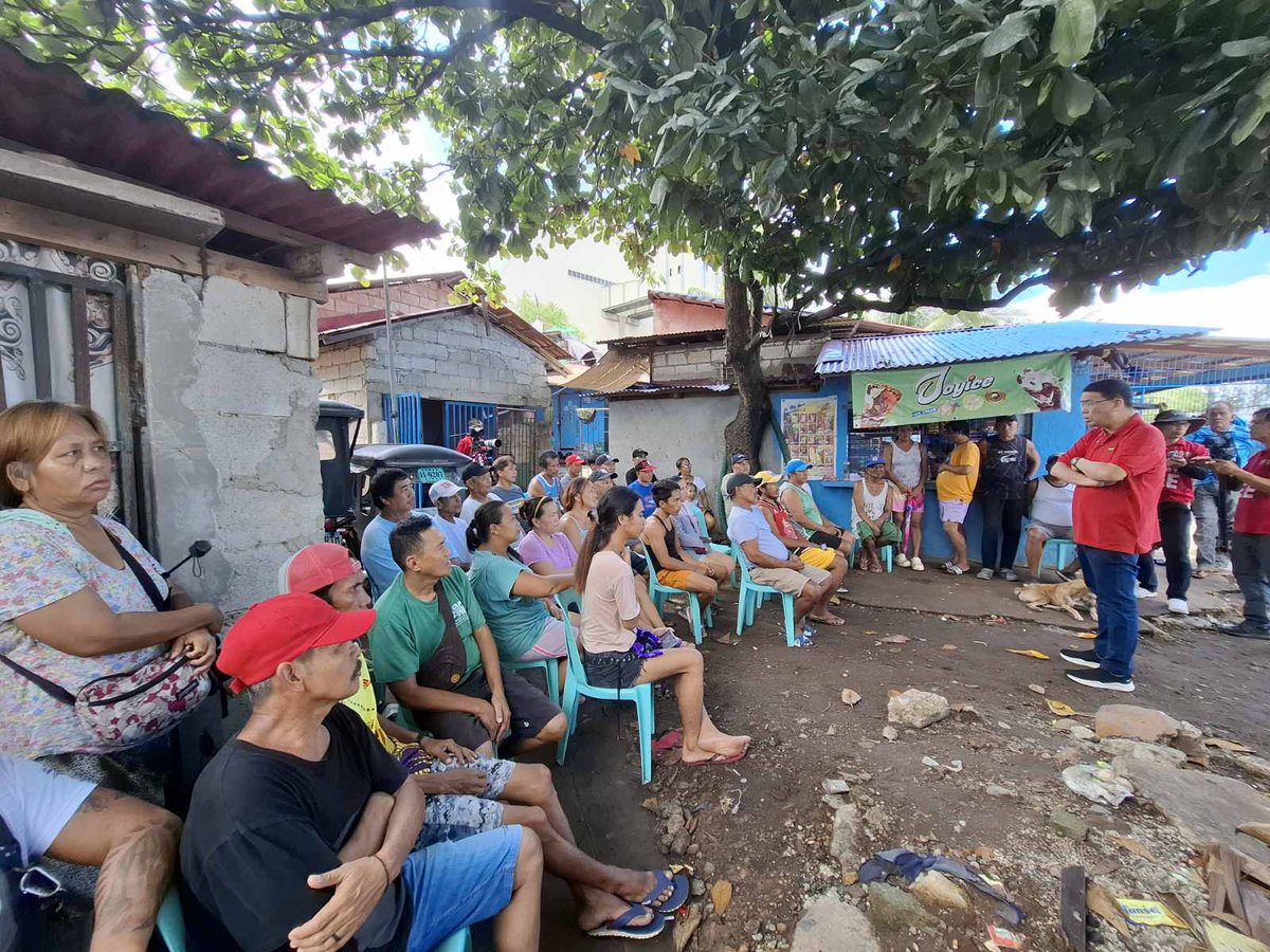 PTVph's tweet photo. TINGNAN: Binisita ni AGRI Partylist Rep. Wilbert Lee ang ilang mangingisda sa Barangay Lamao, Limay, Bataan na naapektuhan ang kabuhayan dahil sa paglubog ng MT Terranova. | via Bernard Ferrer

(1/2) https://t.co/4IswsCTTHr