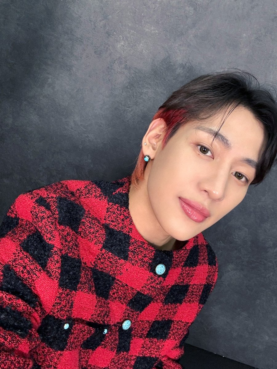 BAMBAMxBAMMIE's tweet photo. [#BBPIC📸]

📣컴백을 알리는 Bam 응원 선생님 등장!
아가새들은 할 수 있다구요!😎

일타강사 배미쌤과 함께한 만큼
'LAST PARADE' 힘찬 활동 시작합니다!😍

#BamBam #뱀뱀
#BAMESIS https://t.co/5H25E5UeQT