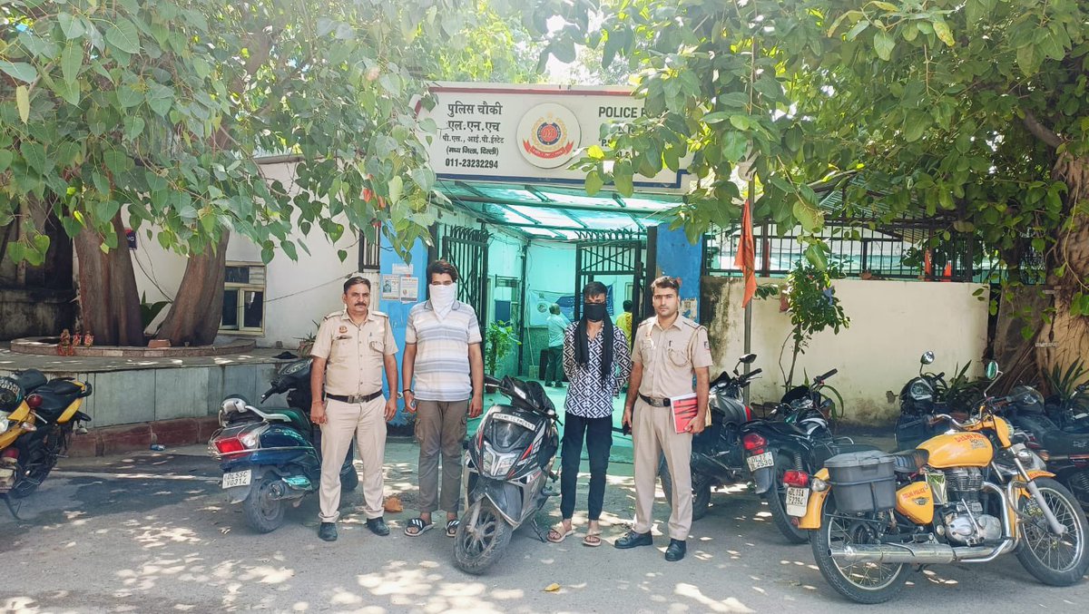 DCPCentralDelhi's tweet photo. #Snatcher_In_Net

🚨 #CrimeUpdate: Team of PS IP Estate, Central District, arrested two snatchers and recovered a snatched mobile phone & stolen scooty used in crime. Manual and technical surveillance led to their arrest. Investigation is ongoing. Kudos to the team for their swift action! #LawEnforcement
@DelhiPolice 
@LtGovDelhi 
@CPDelhi 
@Ravindra_IPS
