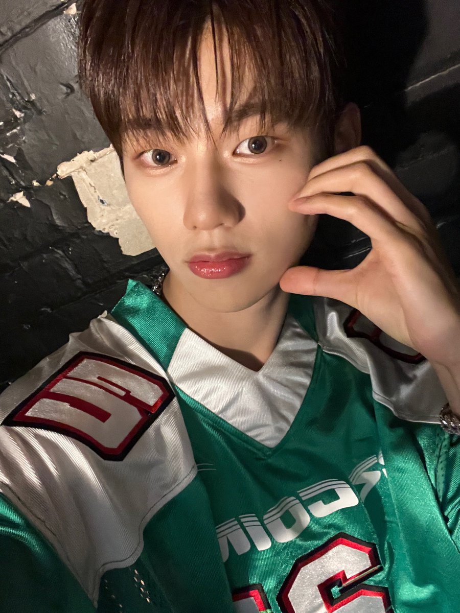 몬트리올 첫 공연 끝!! 내일도 파이팅💪

#EVNNE #이븐 #이정현 #LEEJEONGHYEON