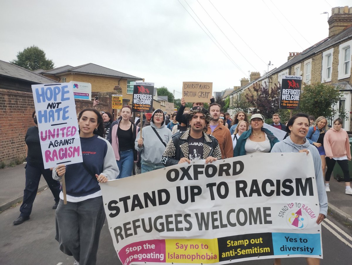 OxfordSUTR's tweet photo. What a fantastic night for our side! At least 600 mobilised in #Oxford  to oppose the threat of the far right targeting Asylum Welcome and a local mosque. Protesters also defended a local refugee hotel. No show from fascists. #standuptoracism  #RefugeesWelcome ✊✊🏾✊🏿 https://t.co/41AHo7Dzs3