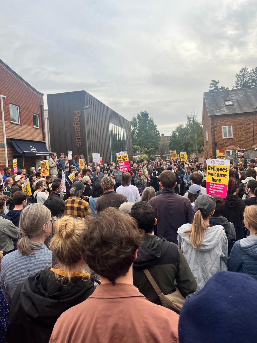 OxfordSUTR's tweet photo. What a fantastic night for our side! At least 600 mobilised in #Oxford  to oppose the threat of the far right targeting Asylum Welcome and a local mosque. Protesters also defended a local refugee hotel. No show from fascists. #standuptoracism  #RefugeesWelcome ✊✊🏾✊🏿 https://t.co/41AHo7Dzs3