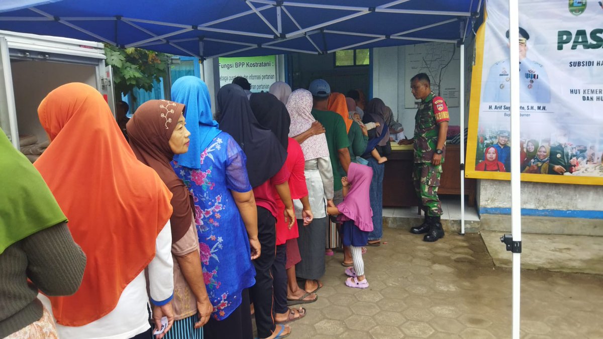 Babinsa Koramil 15/Klirong Dampingi Giat Gerakan Pangan Murah .