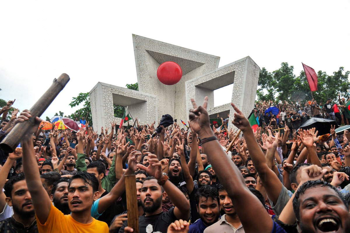 Majority_World's tweet photo. At the Sylhet Martyr Monument premises, people celebrating in joyous procession across the city of Sylhet to mark the downfall of Bangladesh Prime Minister Sheikh Hasina's government. Sylhet, Bangladesh.

#BangladeshiStudentsareinDanger  #SheikhHasinaResigns #BangladeshProtests https://t.co/SjkNeGZNNB