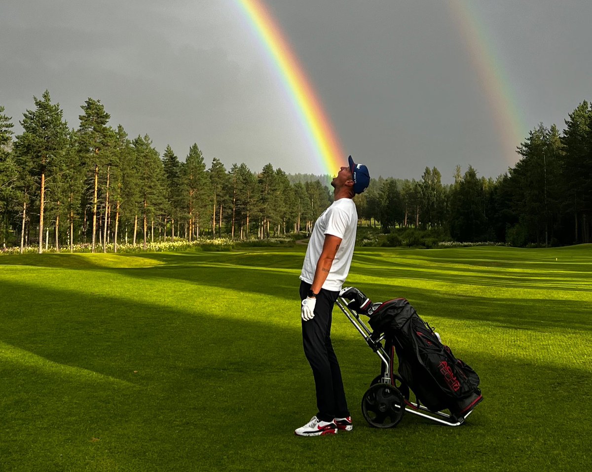 ⛳️ <a href="/golfpiste/">Golfpiste</a> tekas jutun uudesta "18 reikää"-biisistä. Toimittaja osas kyllä hyvin kiteyttää mistä tässä on kysymys 👌

golfpiste.com/ajankohtaista/…

#äffä #18reikää #suomigolf #golf