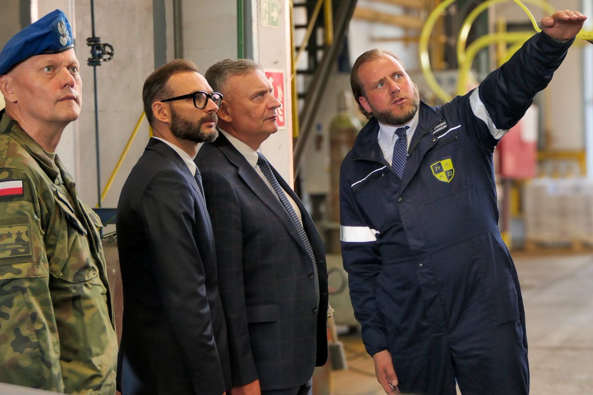 PGZ_pl's tweet photo. Delegacja @MON_GOV_PL, której przewodniczył wiceminister @pawelbejda, a towarzyszył członek Zarządu #PGZ Jan Grabowski złożyła wizytę w #PGZSW. Była ona okazją do zaprezentowania postępu prac na budowie pierwszej z 3⃣fregat #Miecznik. https://t.co/Nmc45oXIR3