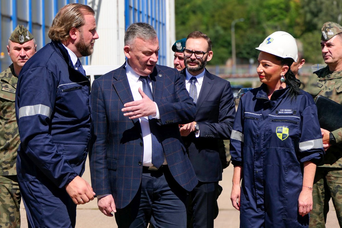 PGZ_pl's tweet photo. Delegacja @MON_GOV_PL, której przewodniczył wiceminister @pawelbejda, a towarzyszył członek Zarządu #PGZ Jan Grabowski złożyła wizytę w #PGZSW. Była ona okazją do zaprezentowania postępu prac na budowie pierwszej z 3⃣fregat #Miecznik. https://t.co/Nmc45oXIR3