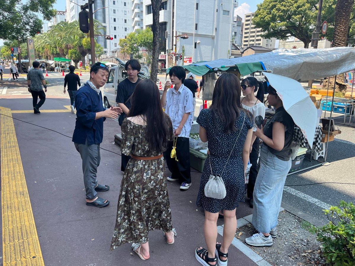 sen_ko_sya's tweet photo. 高知の観光まちづくりについて、県外の大学生が日曜市を視察する際に「日曜市の歩き方マップ」を使ってくれたようです！嬉しい！ありがとうございます！ https://t.co/zD9z4ZID8I
