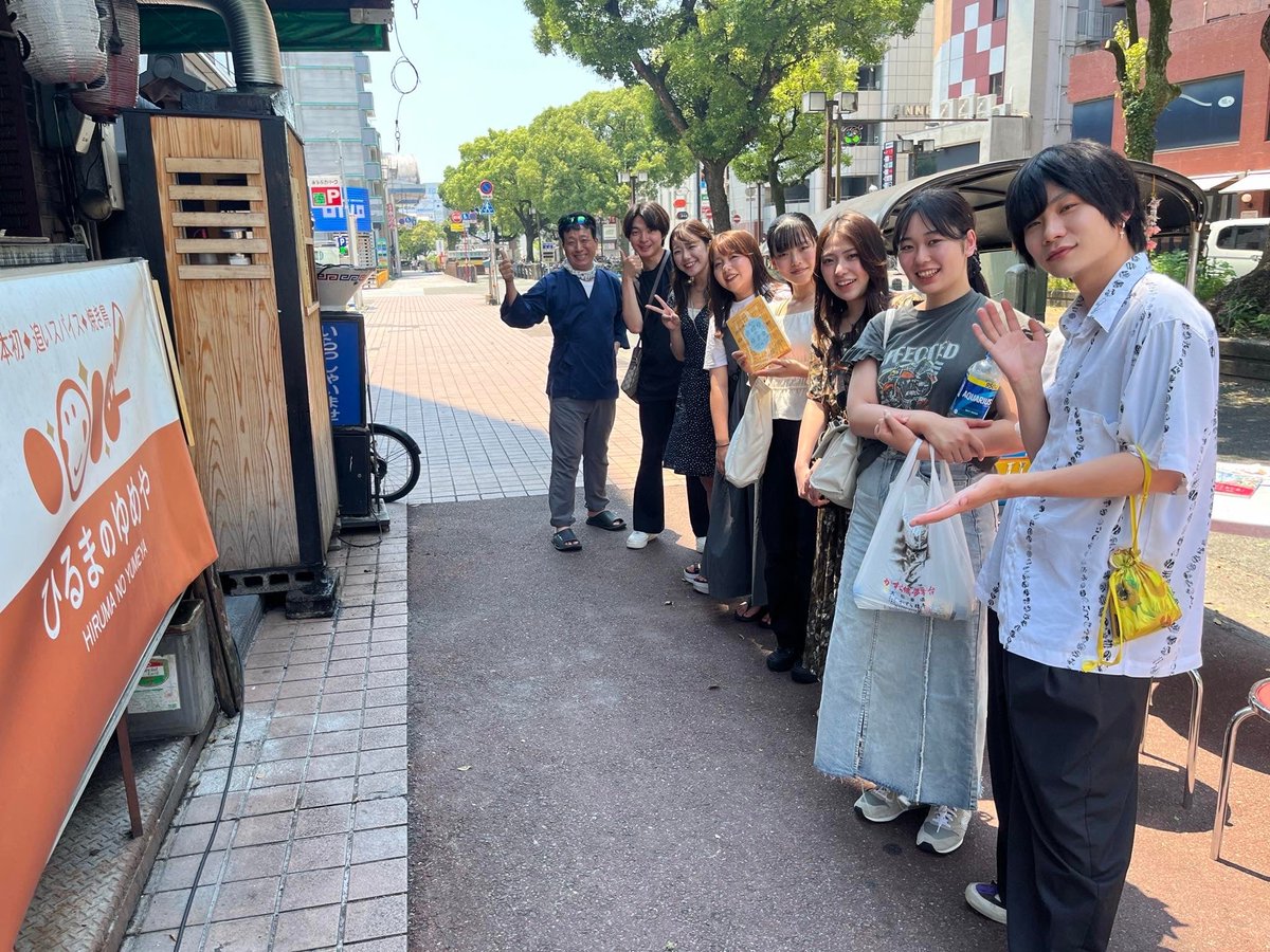sen_ko_sya's tweet photo. 高知の観光まちづくりについて、県外の大学生が日曜市を視察する際に「日曜市の歩き方マップ」を使ってくれたようです！嬉しい！ありがとうございます！ https://t.co/zD9z4ZID8I