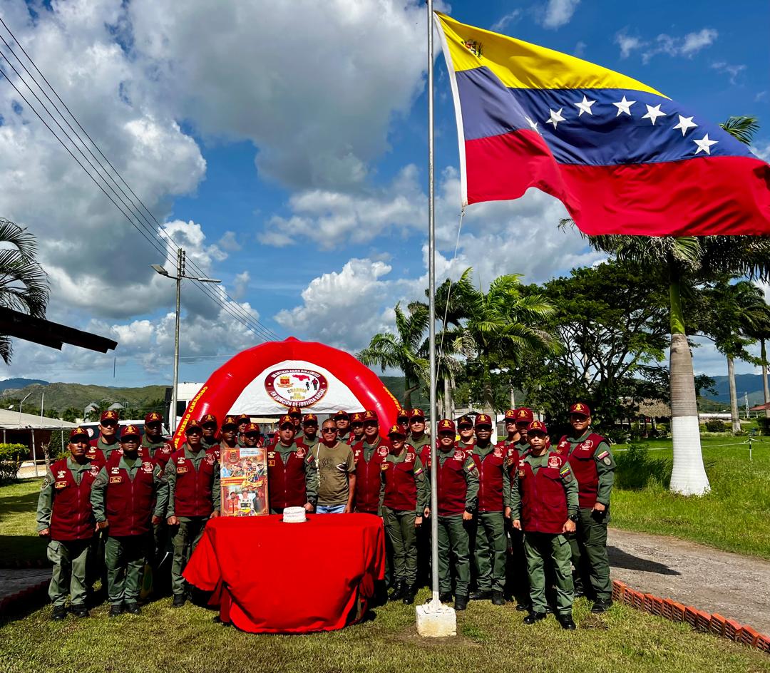 #VenezuelaSeRespeta  <a href="/dcabellor/">Diosdado Cabello R</a> <a href="/ConElMazoDando/">Con el Mazo Dando</a> Hermanos y hermanas les comparto esta hermosa foto con mis Patriotas de la Guardia del Pueblo Destacamento Tocuyito del estado Carabobo hombres y damas del honor con su honorable chaleco de color carrubio. Dudar es Traición!!