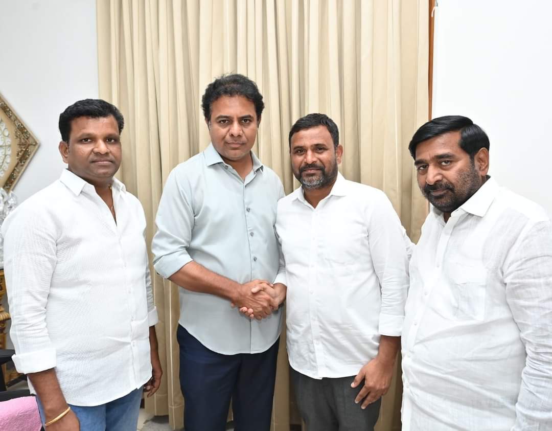 VallamallaK's tweet photo. 🔸పడ��ాం, లేస్తం, తెలంగాణ కోసమే పోరాడుతాం కానీ తలవంచం
🟪Dr. Valamalla. Krishna🟪
 మలిదశ తెలంగాణ ఉద్యమకారుడు,
ఉస్మానియా యూనివర్సిటీ. https://t.co/OlzyNoPPQ4